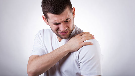 Man suffering from frozen shoulder before visiting Louisville chiropractor